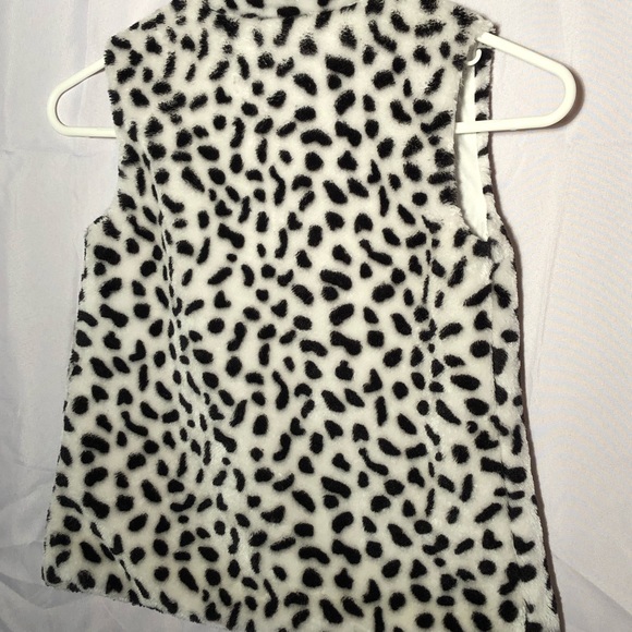 Very cute childrens vest in black and white leopard print. Size 6x. - Picture 2 of 4